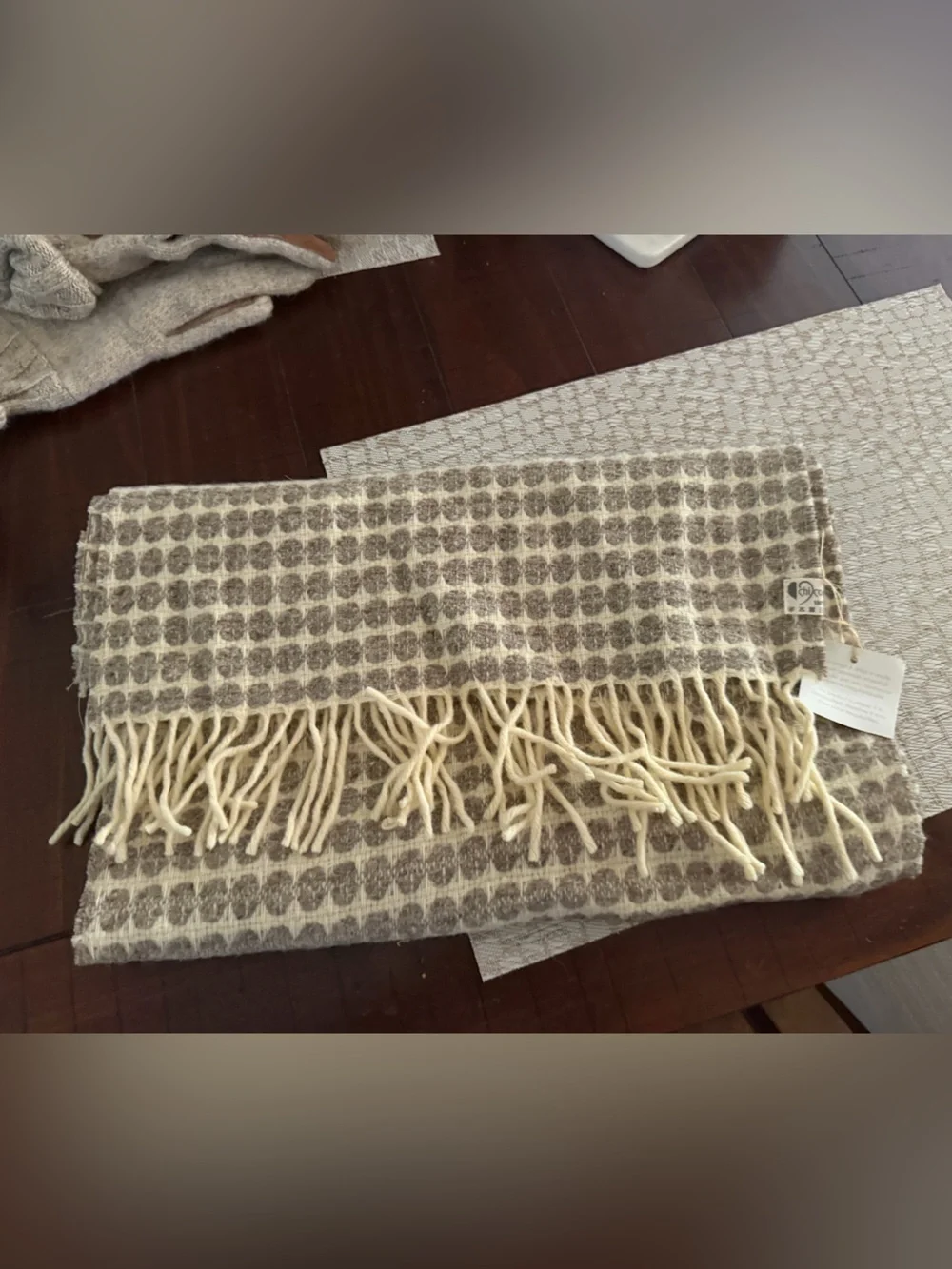 chicoracao Unisex Wool scarve  new with tags